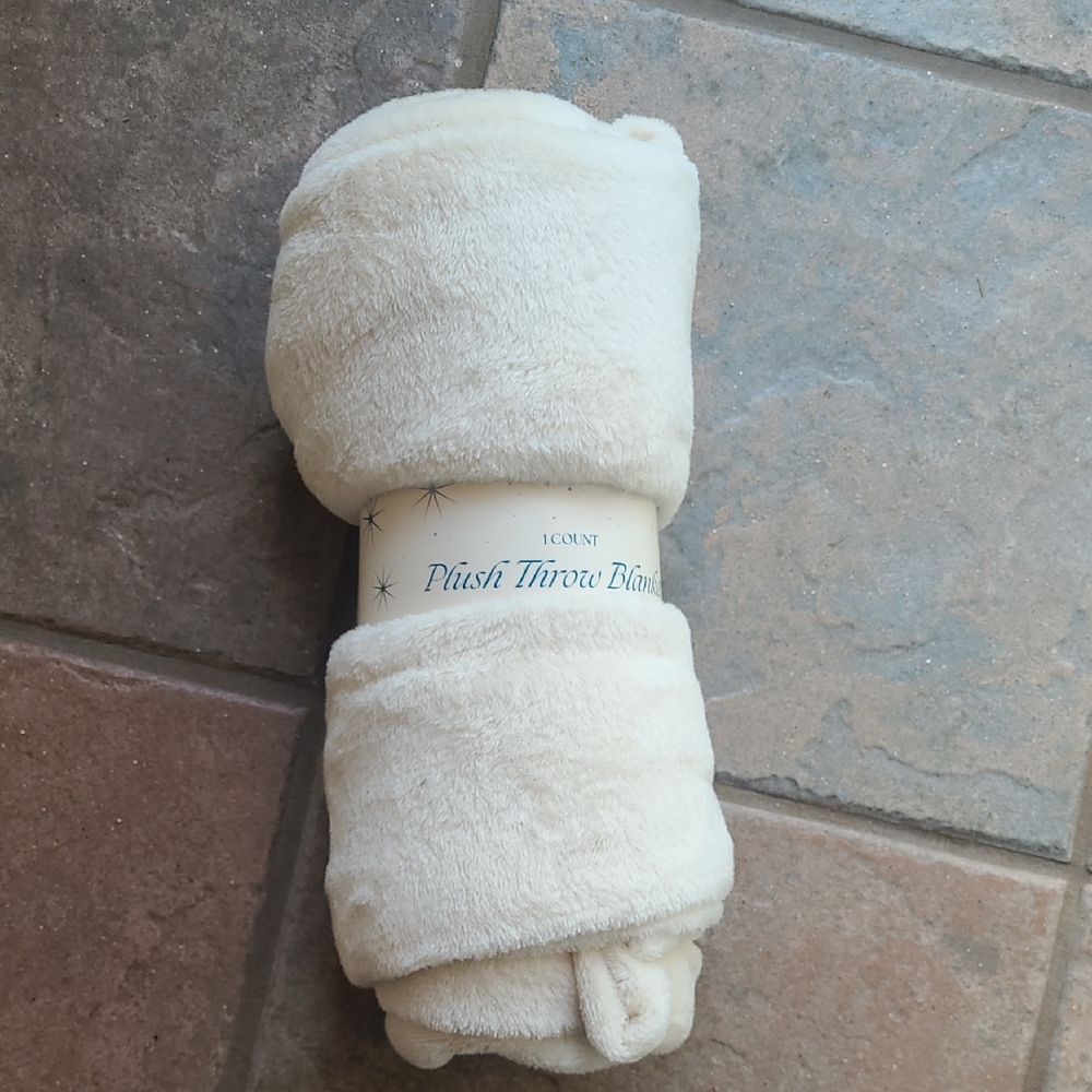 New with tags! Cream Soft Plush Throw Blanket 50 x 60